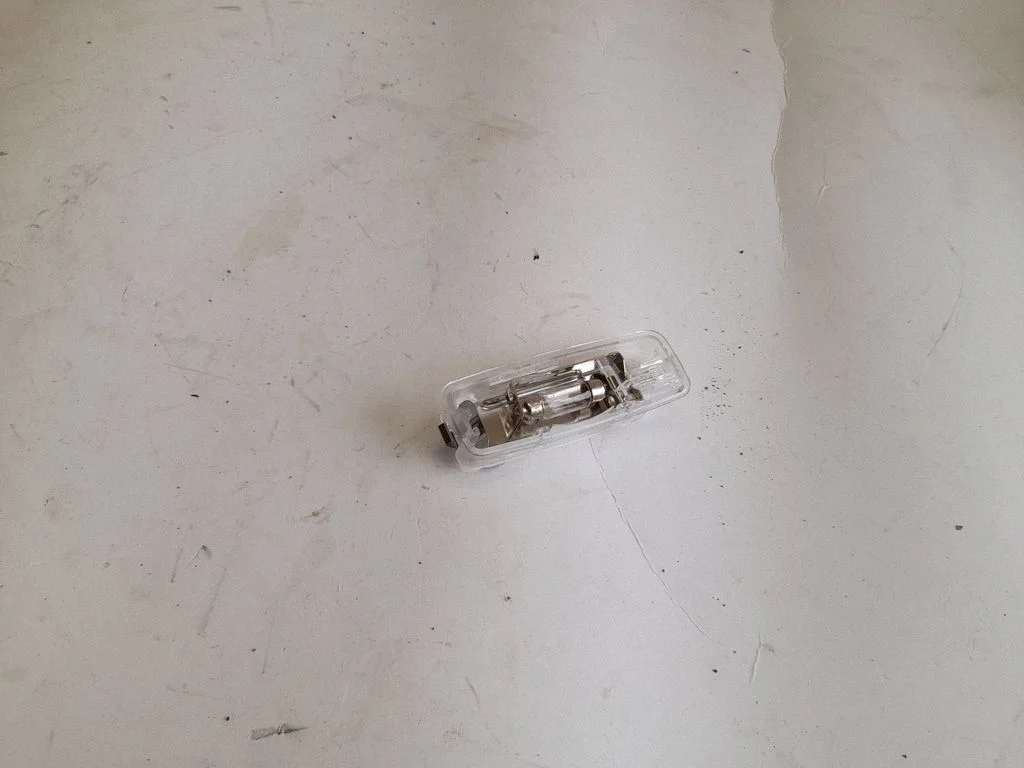 Priekšējo sēdvietu apgaismojuma lukturis 4D0947105A
