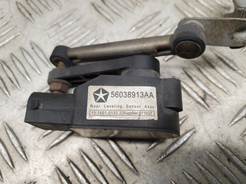Czujnik poziomu tylnego zawieszenia – Jeep Grand Cherokee (2010-2021)