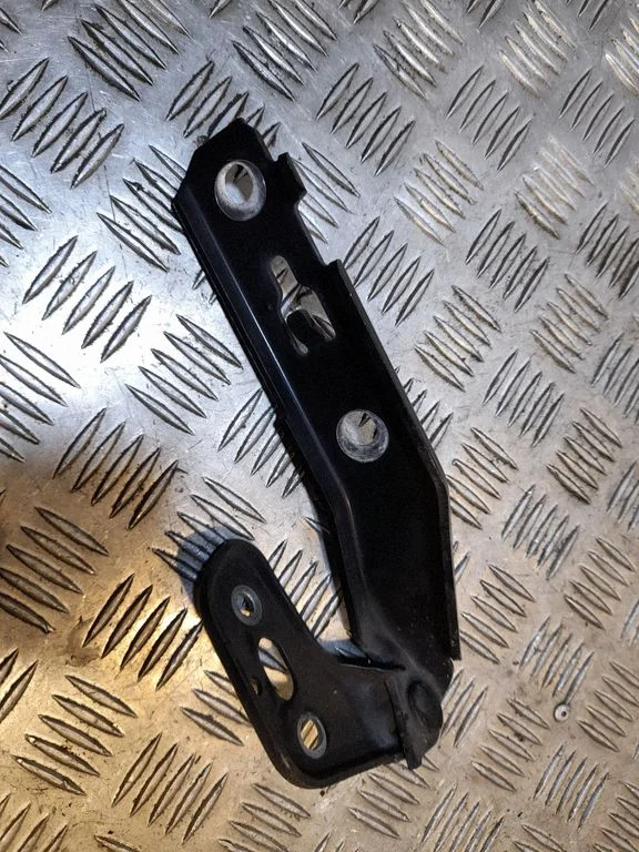 Engine bonnet/hood hinges – Audi A6 Allroad C6 (2006-2011)