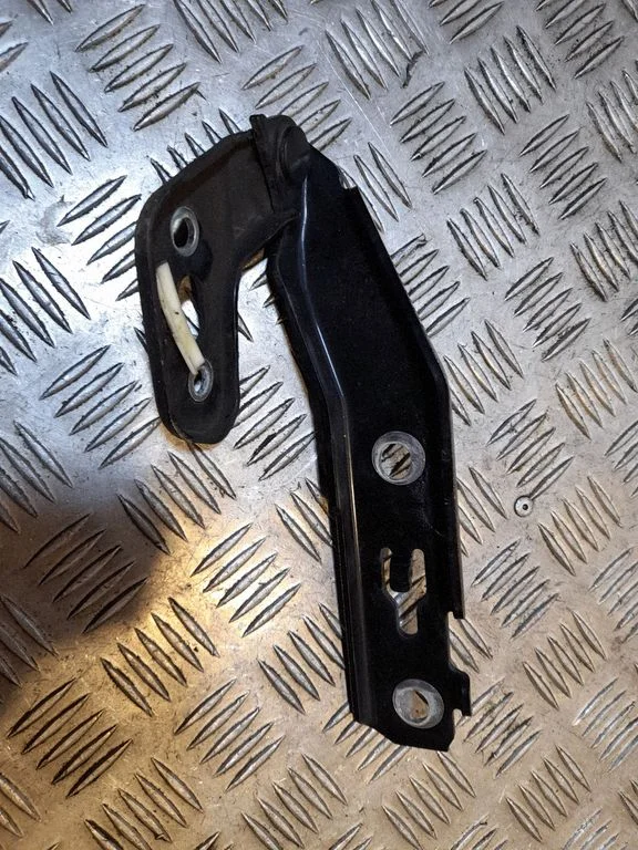 Engine bonnet/hood hinges – Audi A6 Allroad C6 (2006-2011)