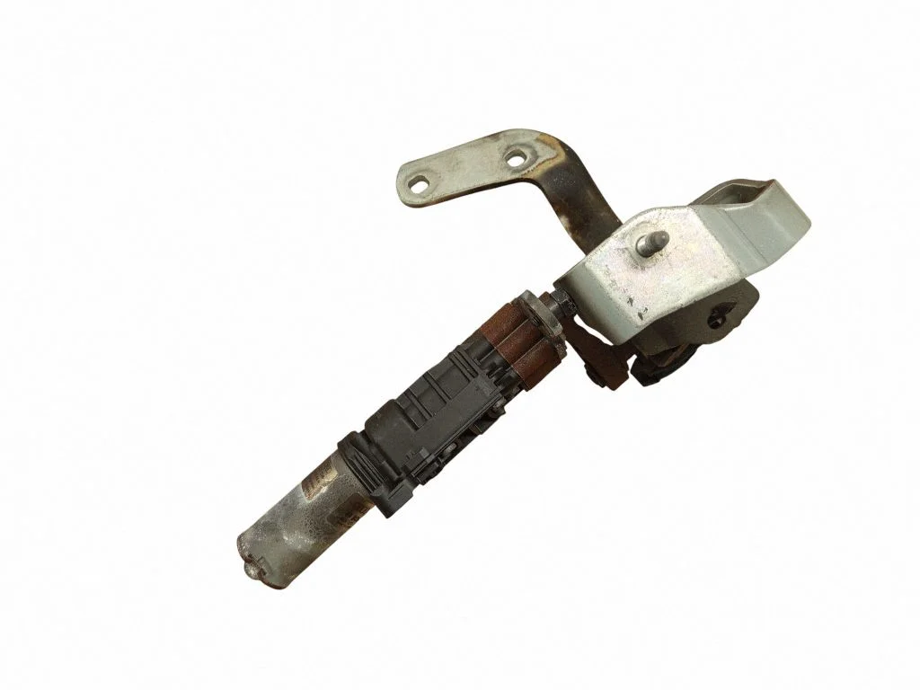 Aizmugurējā vāka piesaistes motors 4M0827299C