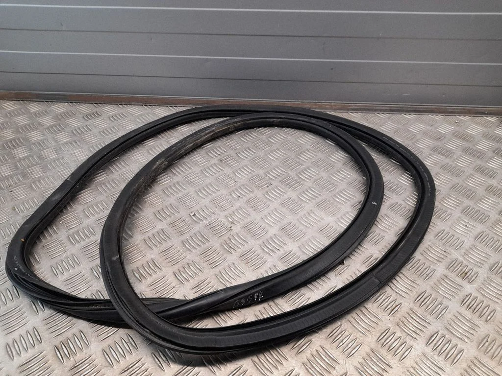 Esiukse tihend (kere pool) 8W0831721
