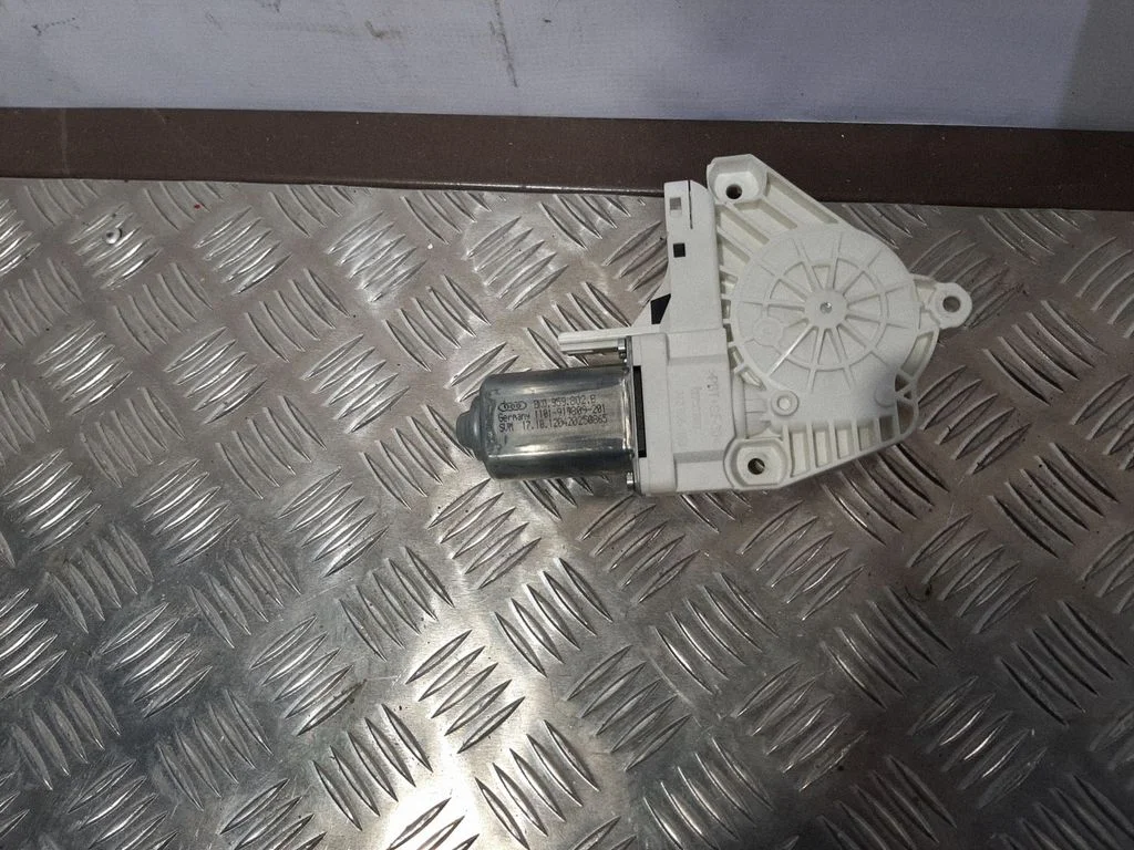 Front door window regulator motor – Audi A6 S6 C7 4G (2011-2018)