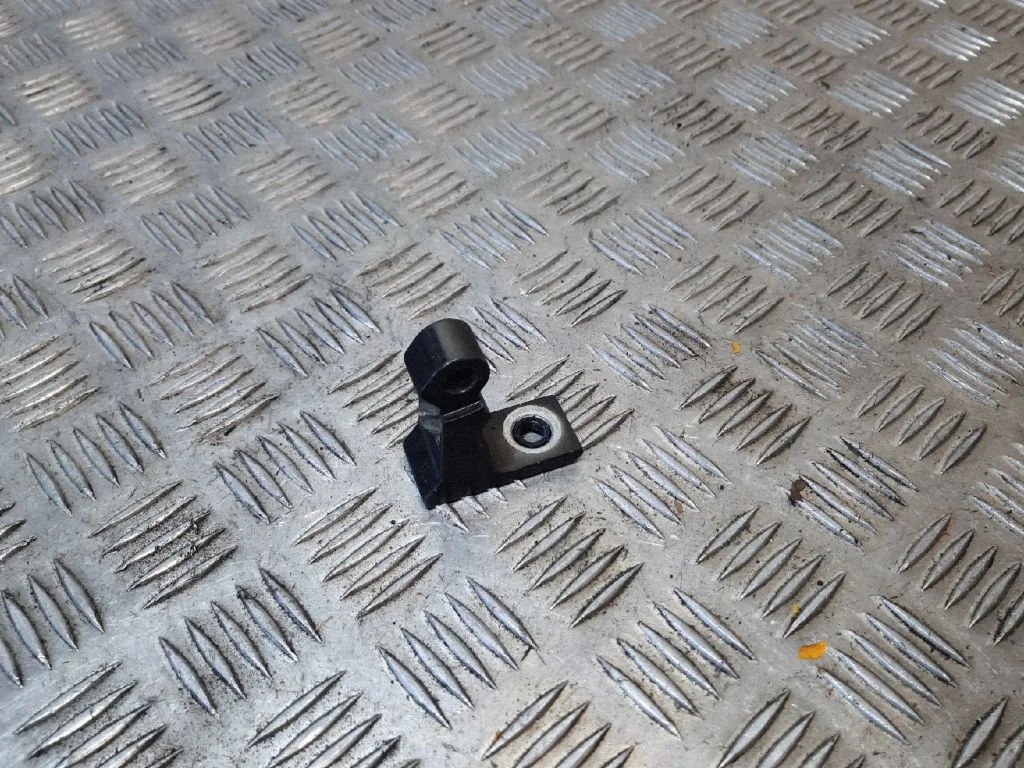 Aizmugurējā augšējā eņģe 8K0831402E