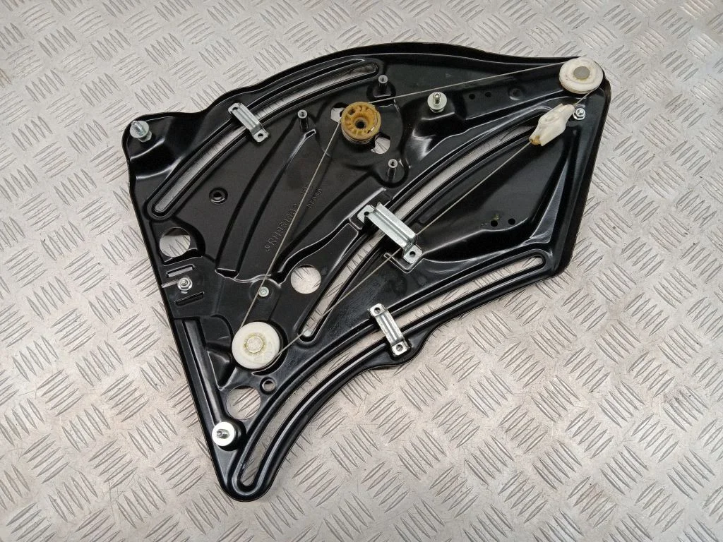 Aizmugurējā el. loga pacēlāja mehānisms bez motoriņa RH961882103