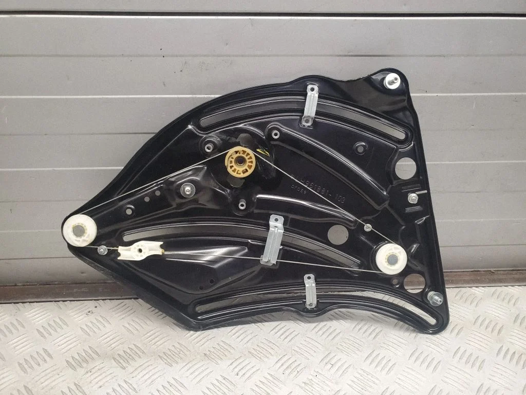 Aizmugurējā el. loga pacēlāja mehānisms bez motoriņa LH961881103