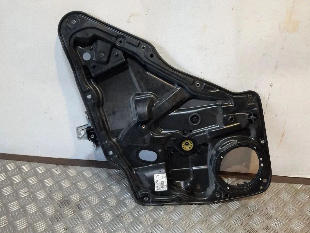 Aizmugurējā el. loga pacēlāja mehānisms bez motoriņa 5N0839462A