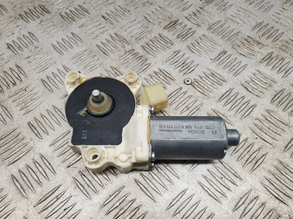 Aizmugurējā loga pacēlāja motoriņš A1718201342