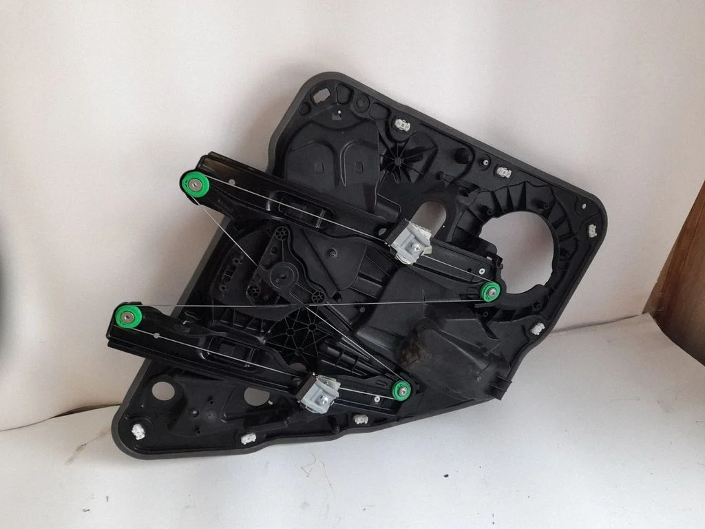 Rear window lifting mechanism without motor – Volkswagen Touareg II (2010-2018)