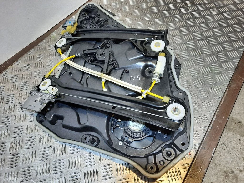 Aizmugurējā el. loga pacēlāja mehānisms bez motoriņa – Mercedes-Benz CLA klase C117 X117 W117 (2013-2019)