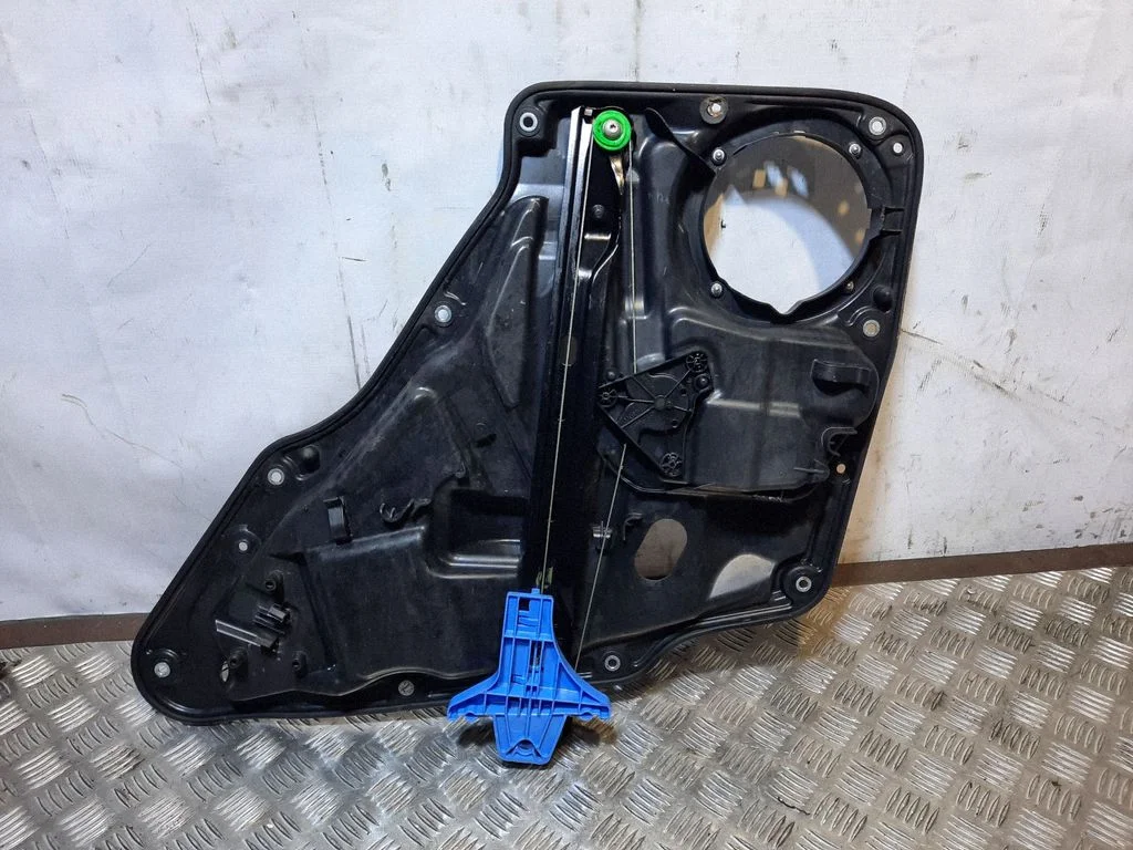 Aizmugurējā el. loga pacēlāja mehānisms bez motoriņa 5N0971693E