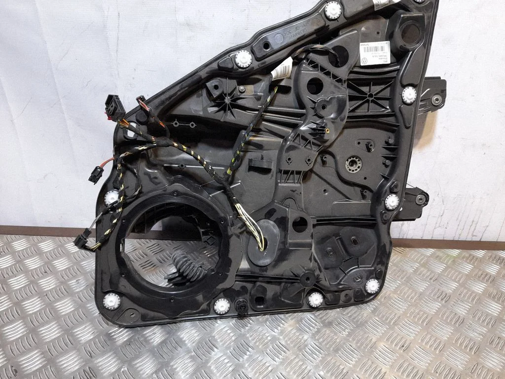 Aizmugurējā el. loga pacēlāja mehānisms bez motoriņa 7P6839755A