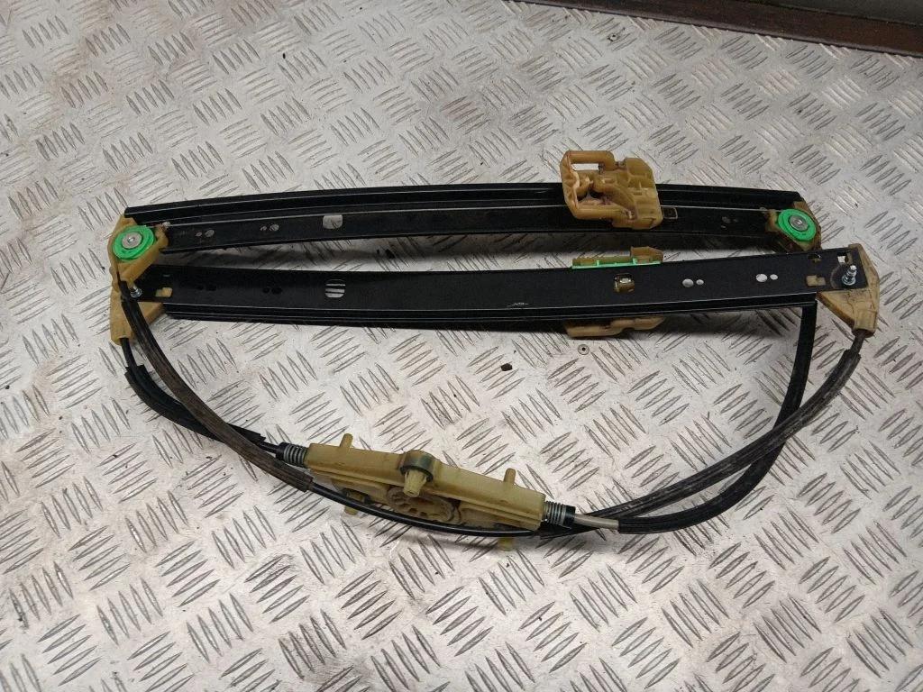 Aizmugurējā el. loga pacēlāja mehānisms bez motoriņa 4L0839461