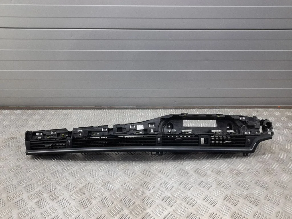 Armatuurlaua keskmine õhutusrest 8W1820902E