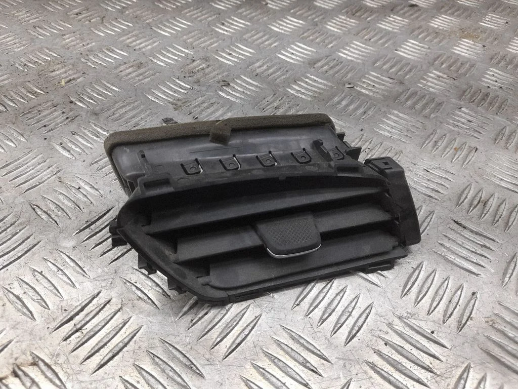 Dash center air vent grill 20989582