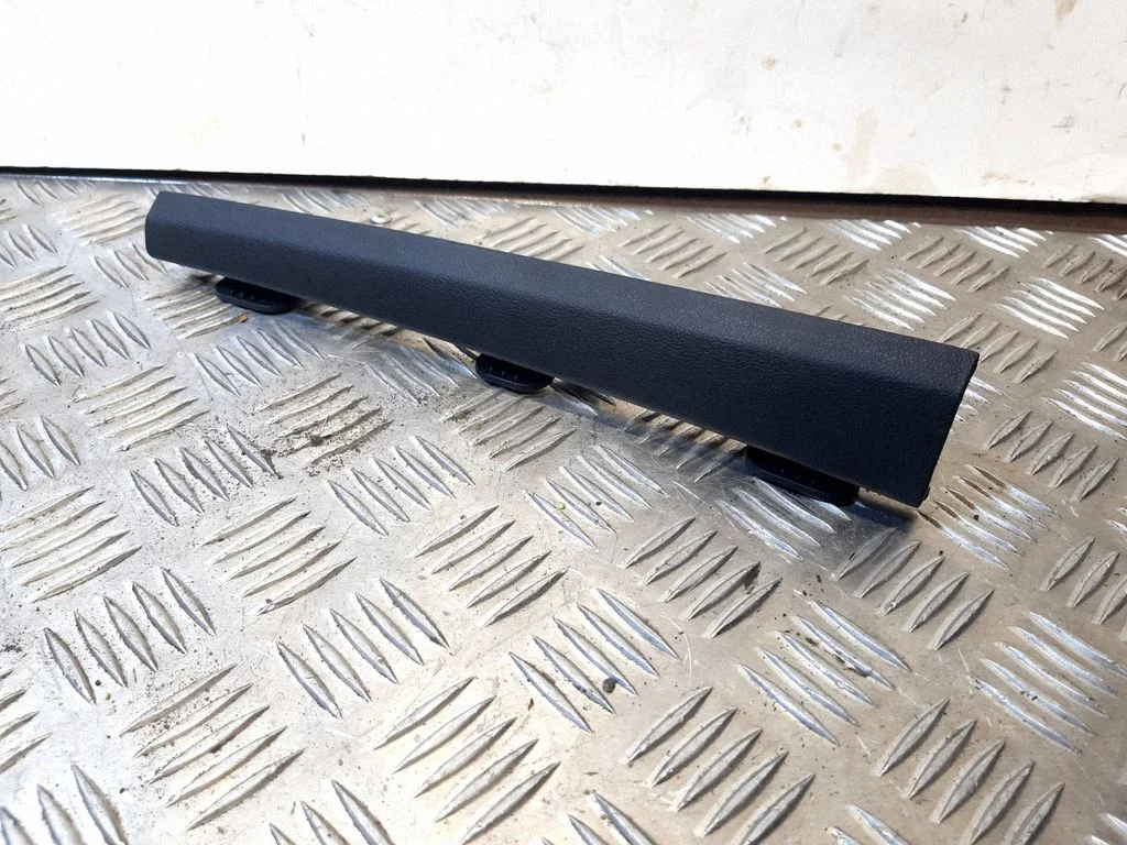 Paneļa apdares panelis (sānu) 8R0868204