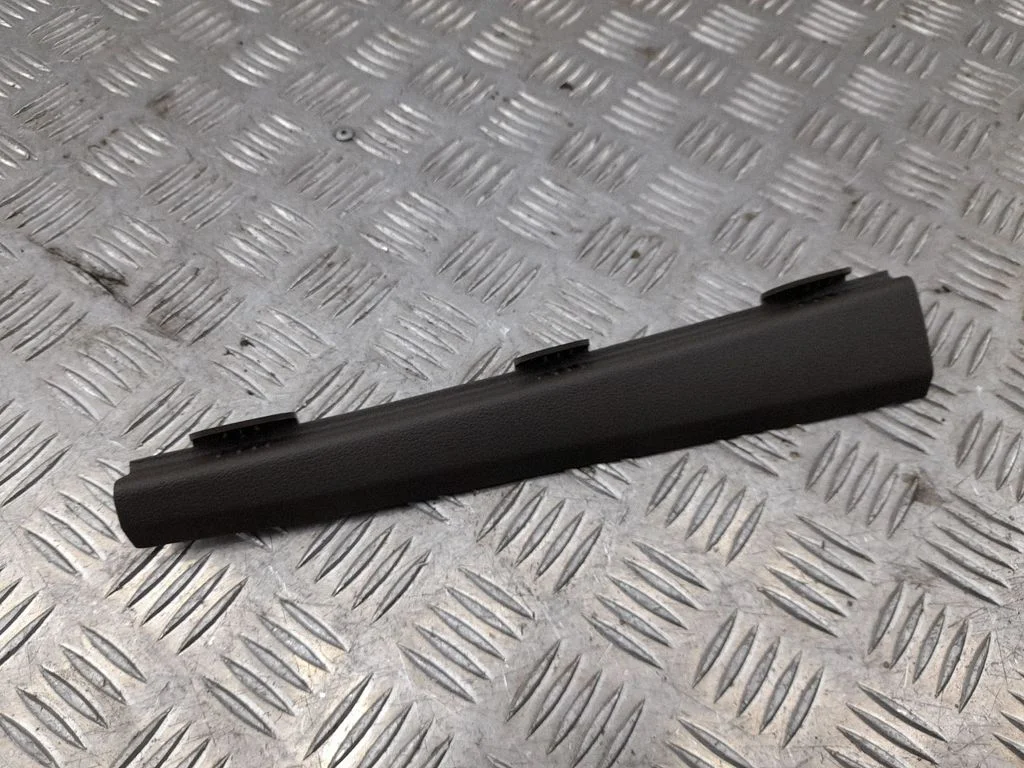 Paneļa apdares panelis (sānu) 8R0868203