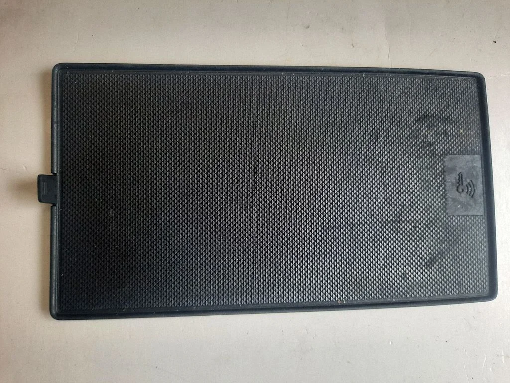 Paneļa nodalījuma/plauktiņa paliktnis 8W0963310