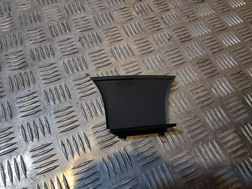 Paneļa nodalījuma/plauktiņa paliktnis 8K0863383B