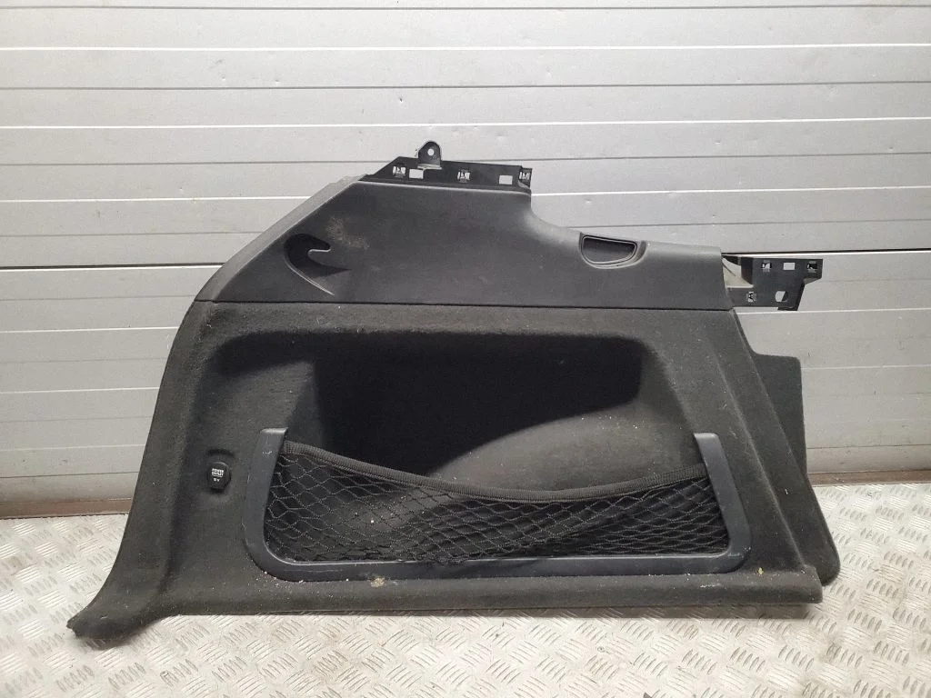 Dolny panel boczny bagażnika 7P5867037T