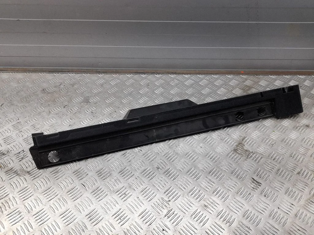 Apakšējais bagāžnieka sāna apdares panelis 95B861836