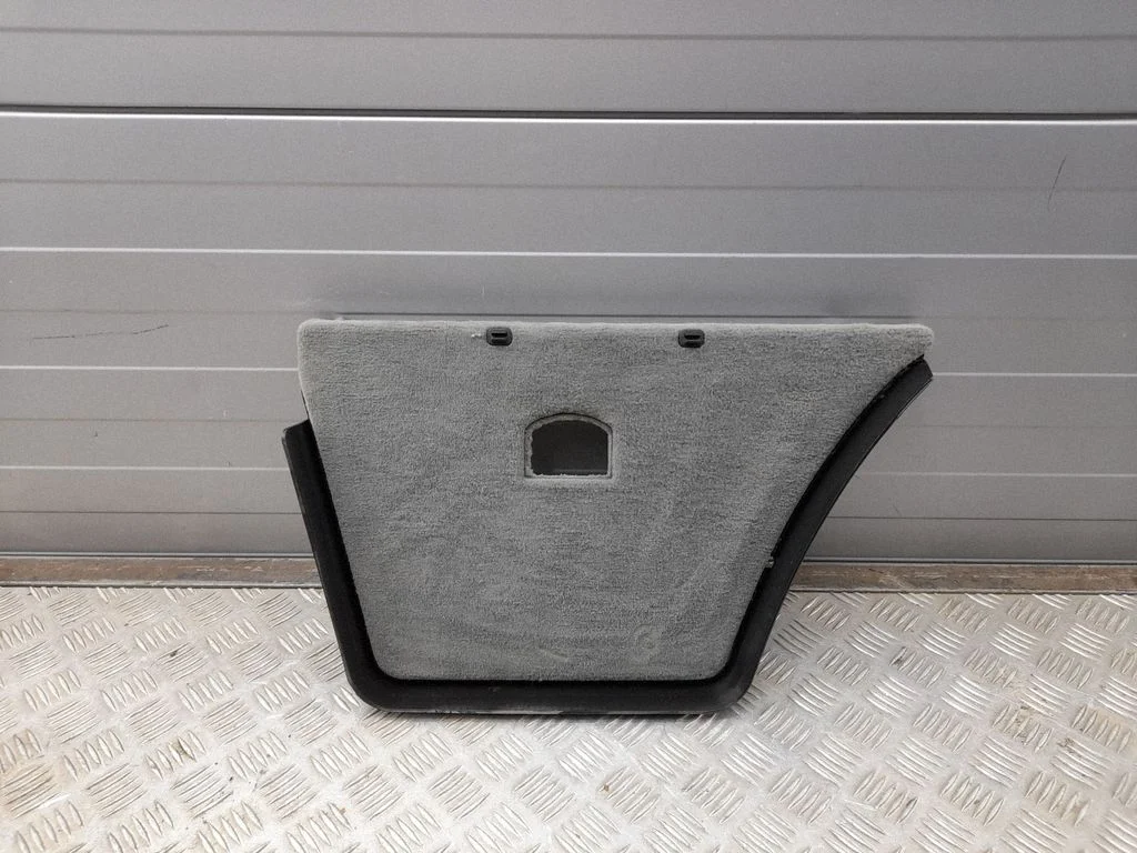 Apakšējais bagāžnieka sāna apdares panelis 97055105600