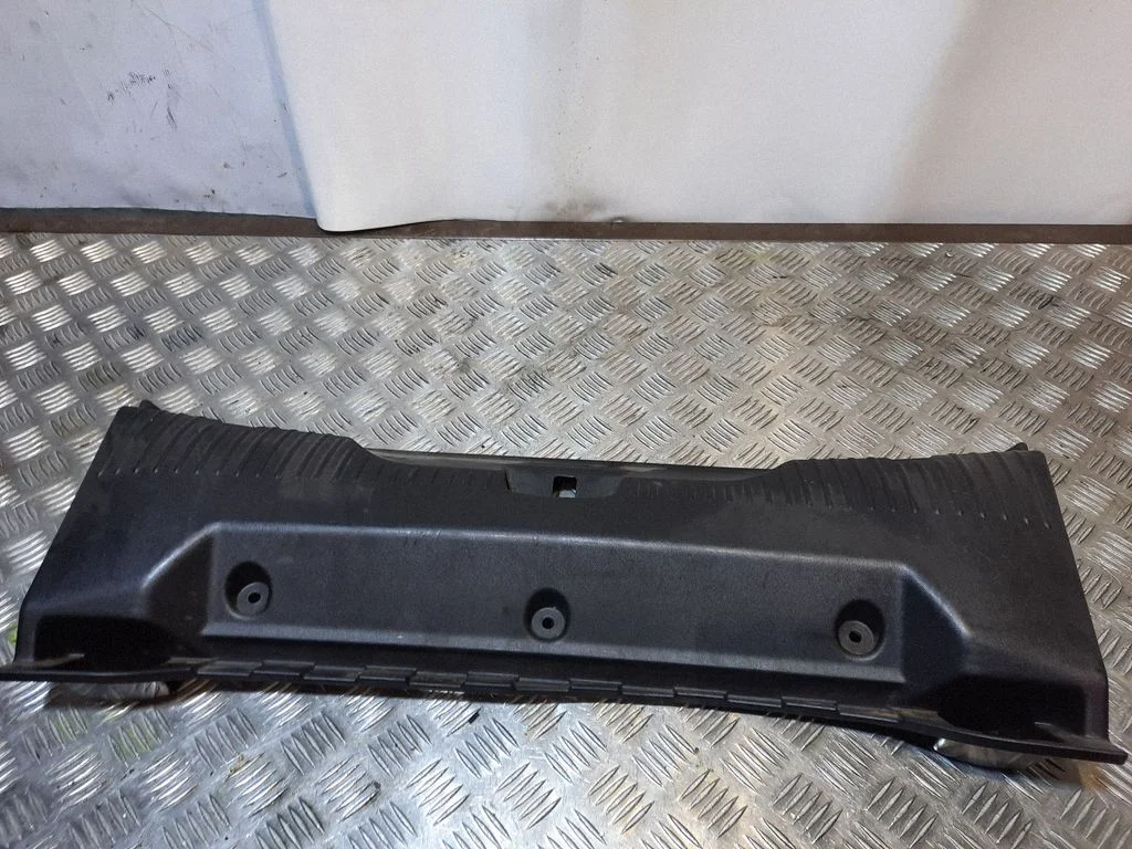 Bagāžnieka sliekšņa apdare 8X2354406A64AD