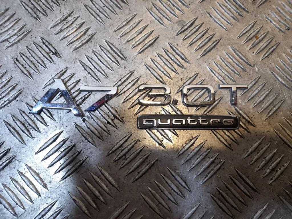 Ražotāja emblēma/modeļa burti NERA