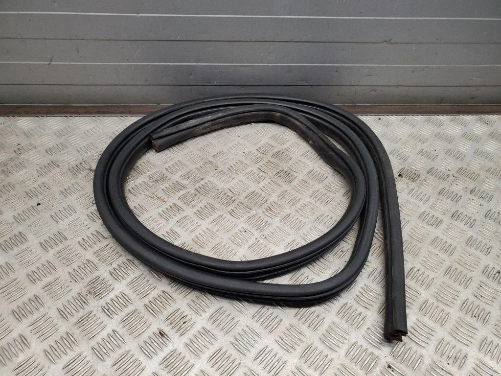 Esiukse tihend (ukse pool) 55112354AC