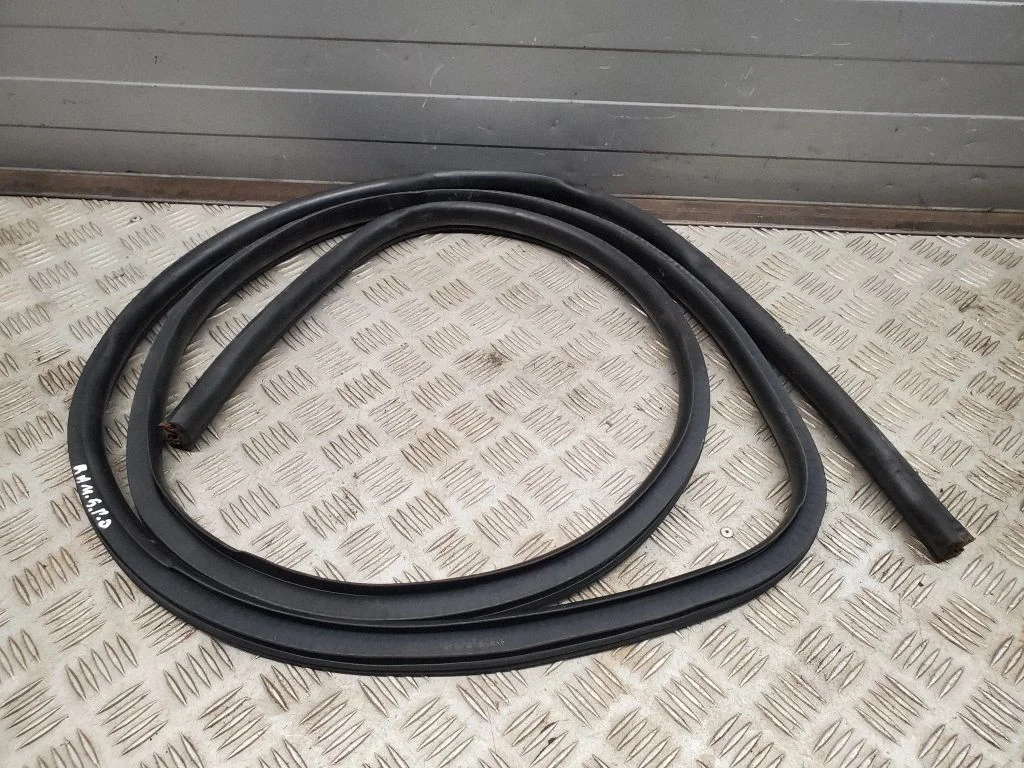 Esiukse tihend (ukse pool) – eesmine parem
