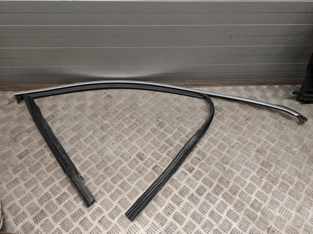 Priekšējā blīvgumija (uz durvīm) 4M0837432B