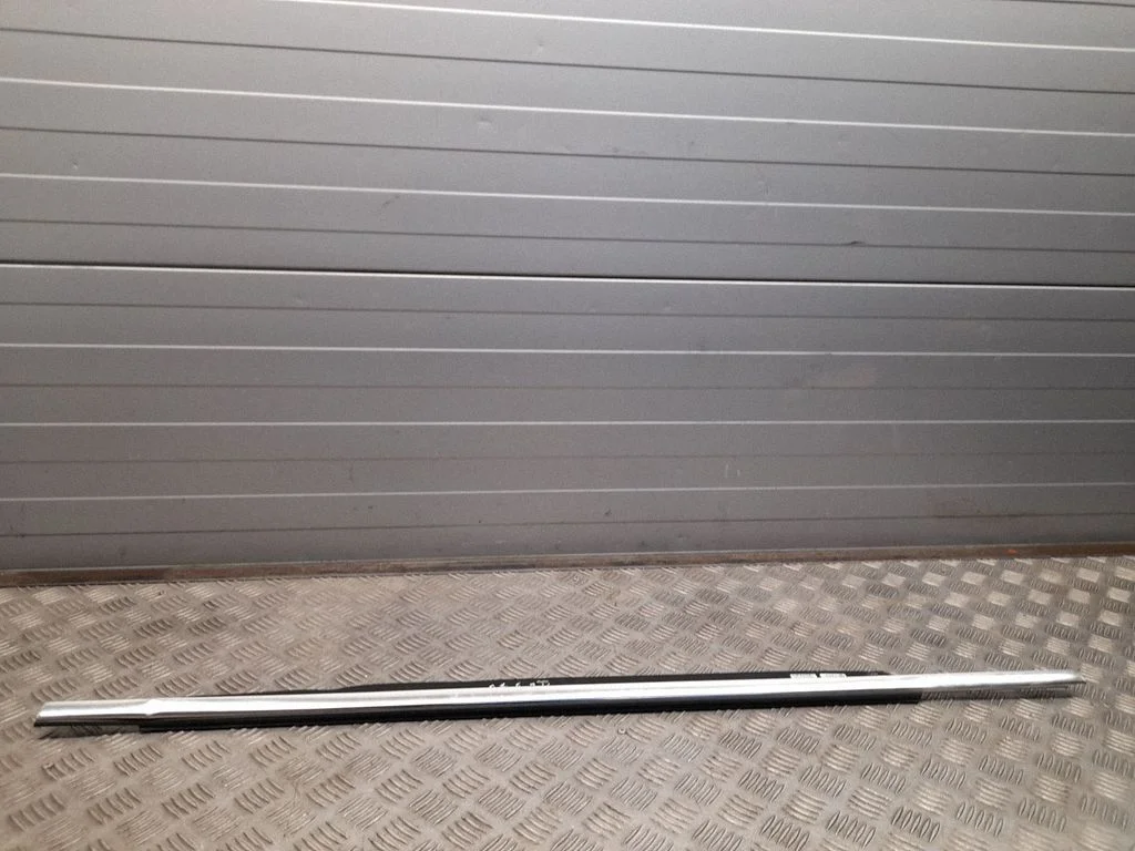 Priekšējo durvju stikla apdare 4L0853283E