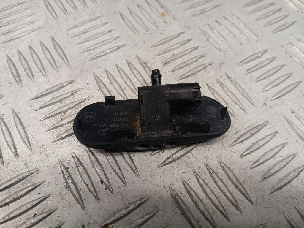 Esiklaasi pesuvedeliku pihusti(d) 8U0955987A