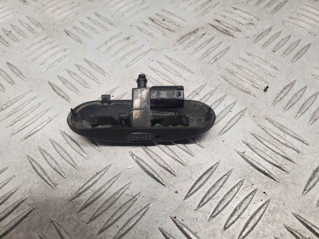 Priekšējā stikla logu šķidruma sprausla(-s) 8W6955987A