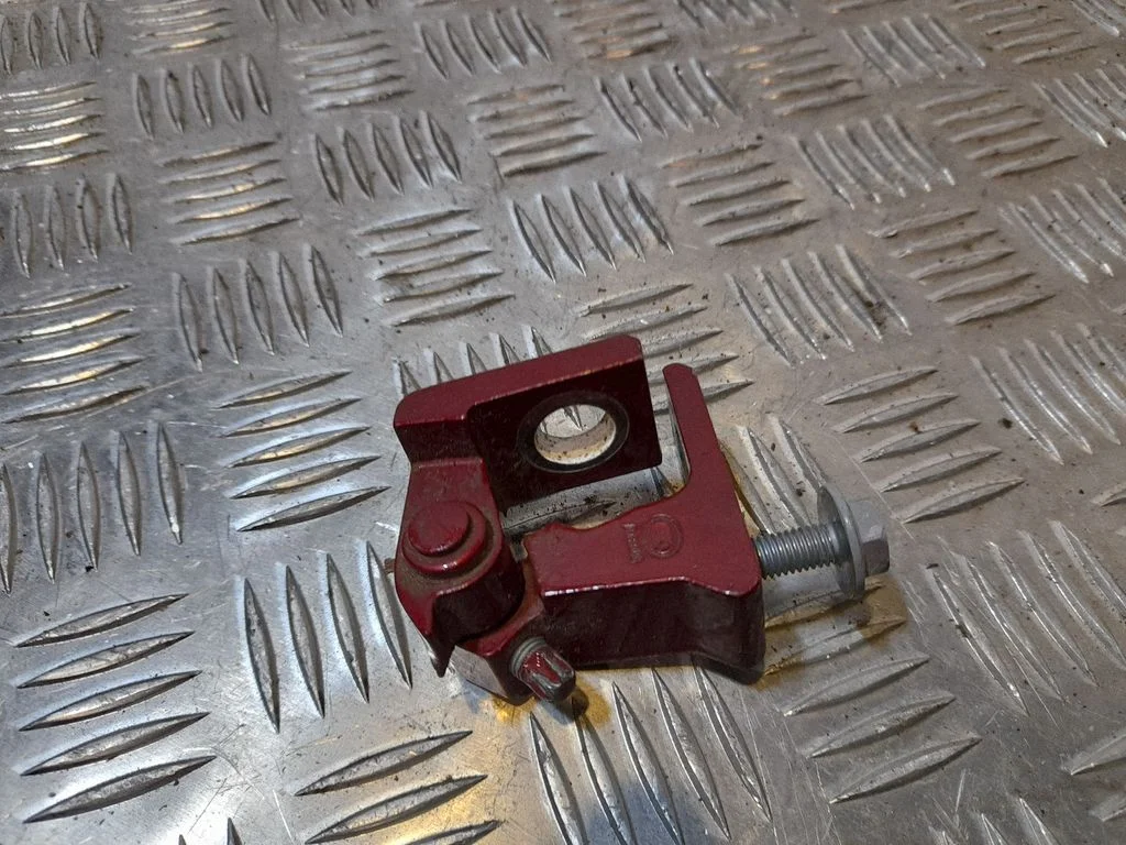 Tagaukse ülemine hing 7N0831401A