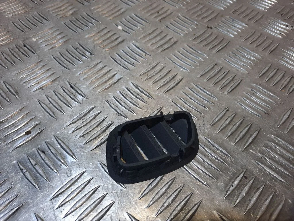 Paneļa gaisa restītes 8X2318K555A