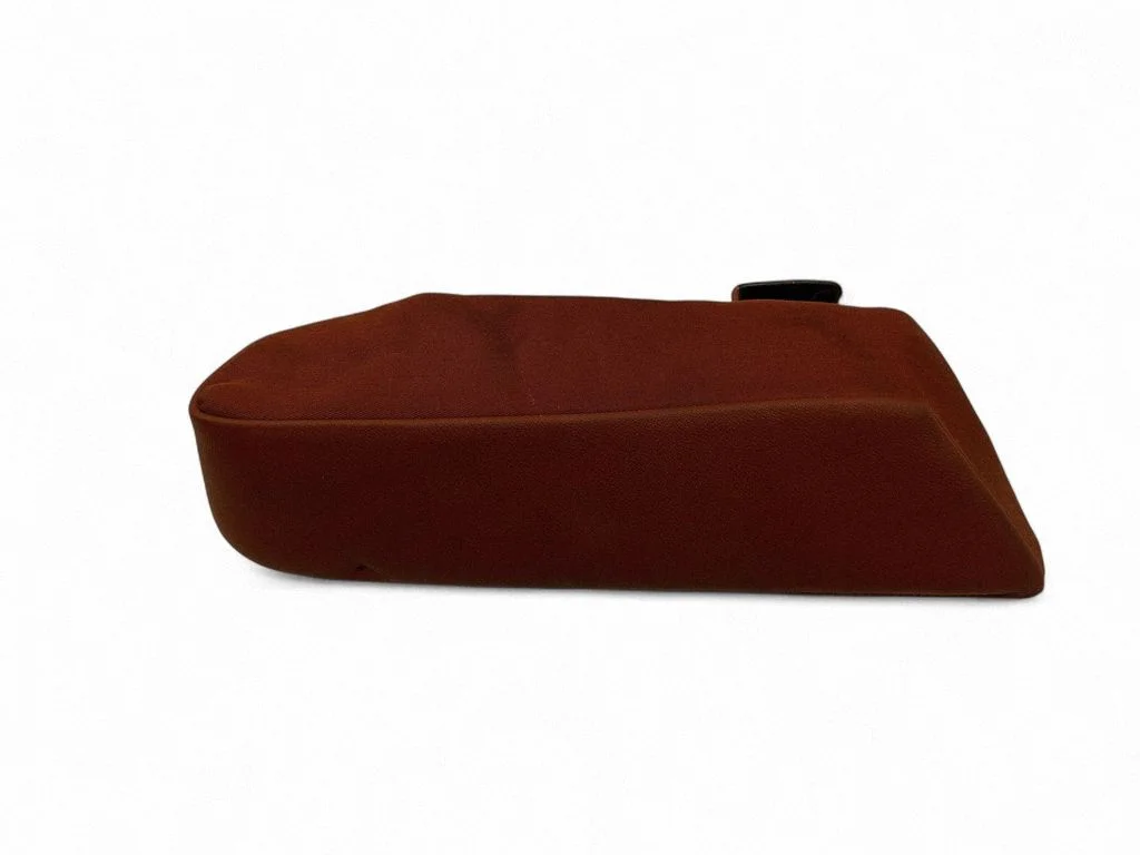Sānu apdare pie aizmugurējā sēdekļa (apakšā) 8F0885777