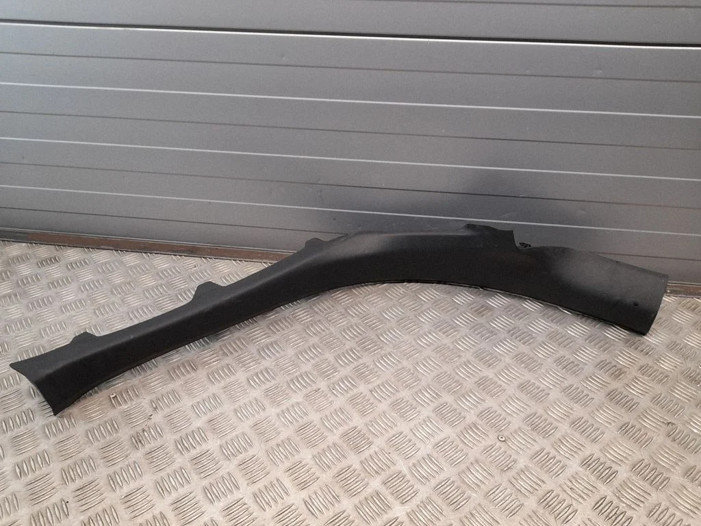 Sānu apdare pie aizmugurējā sēdekļa (apakšā) 8W8867768A