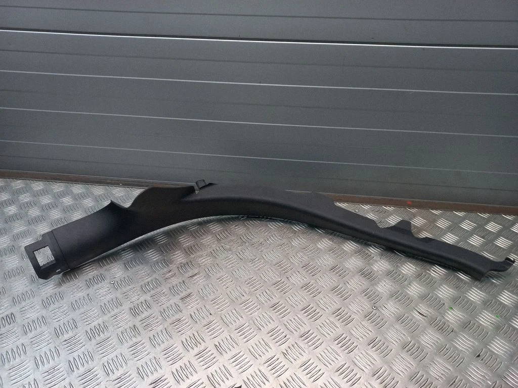 Sānu apdare pie aizmugurējā sēdekļa (apakšā) 4G0867767A
