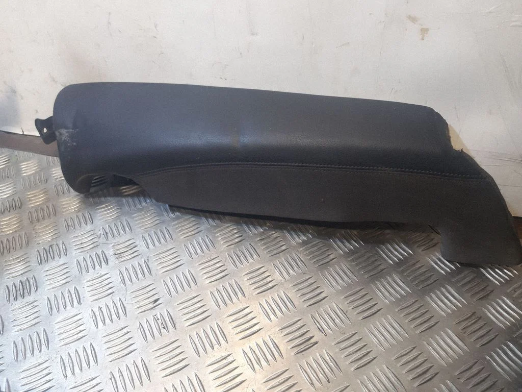 Boczna osłona przy kanapie tylnej (dolna) 4G085704