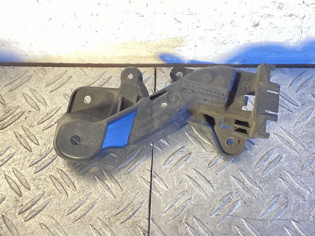 Rear bumper mounting bracket – Mercedes-Benz C-Class W205 (2014-2021)