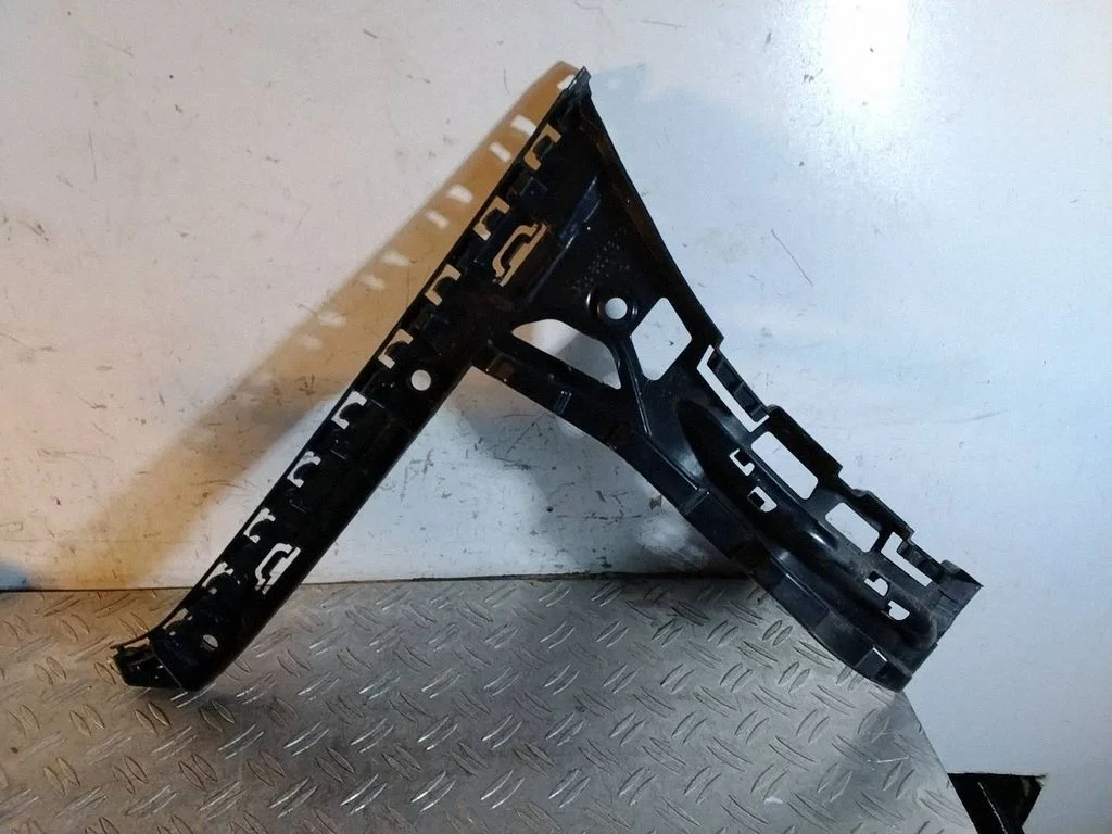 Rear bumper mounting bracket – Mercedes-Benz C-Class W205 (2014-2021)