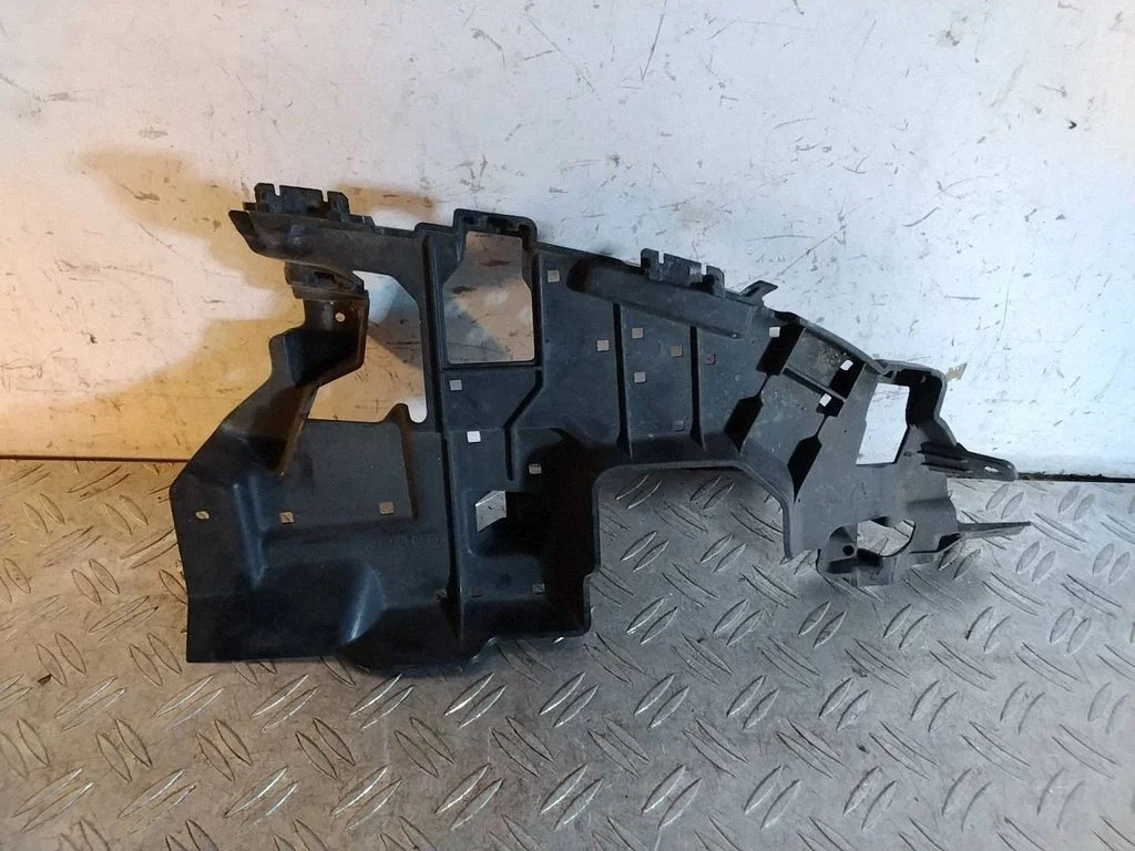 Rear bumper mounting bracket – Mercedes-Benz C-Class W205 (2014-2021)