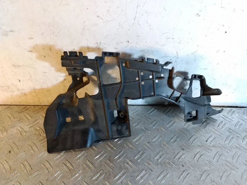 Rear bumper mounting bracket – Mercedes-Benz C-Class W205 (2014-2021)