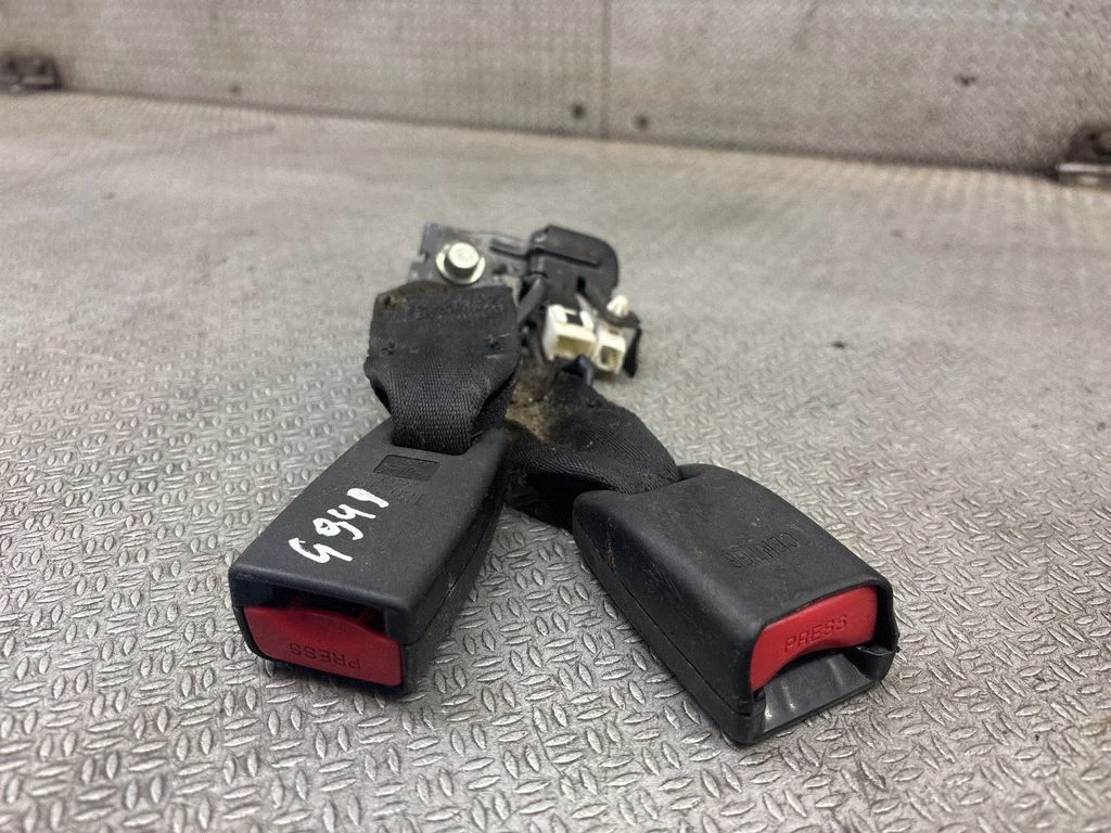 Middle seatbelt buckle (rear) – Mazda 6 (2008-2013)