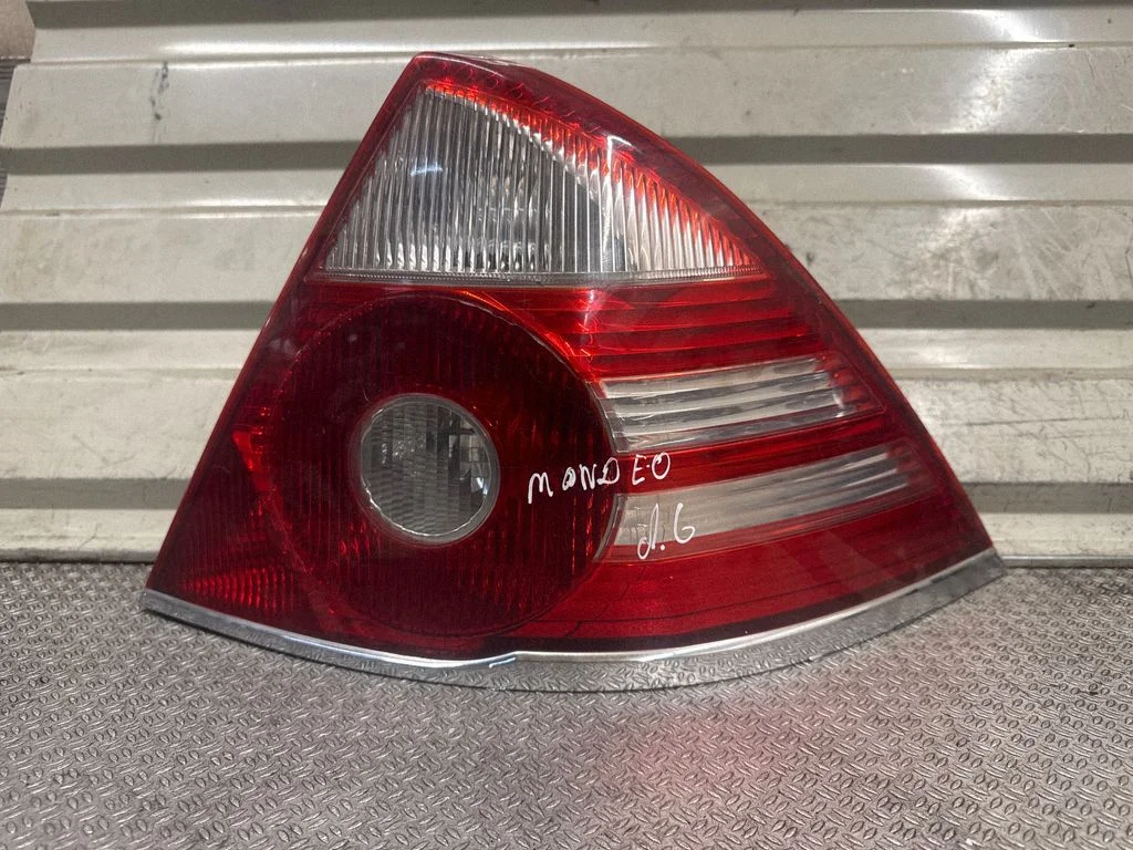 Lampa tylna w błotniku – Ford Mondeo Mk III (2000-2007)