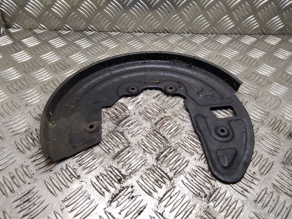 Osłona tarczy hamulcowej przednia – Audi A4 S4 B6 8E 8H (2001-2005)