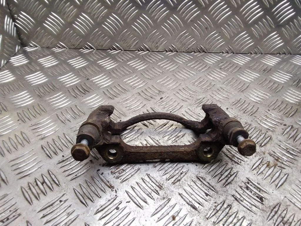Bremžu klučiņu turētājs (priekšā) – Toyota Yaris Verso (1999-2005)