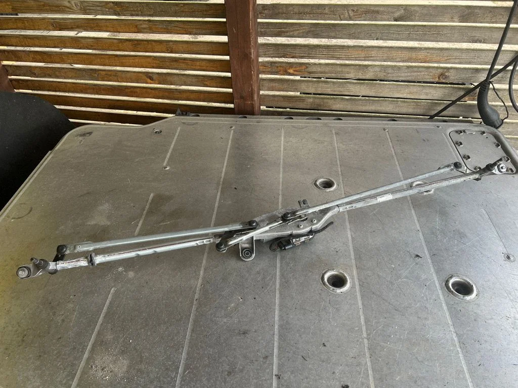 Mechanizm wycieraczek z silniczkiem – Opel Astra K (2015-2021)