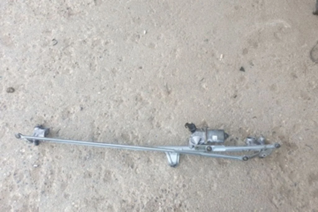 Front wiper linkage and motor – Opel Zafira B (2005-2014)
